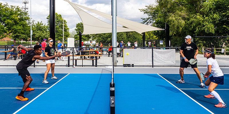 Pickleball giúp gắn kết mọi người dù là quen biết hay xa lạ